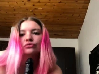 Thick White Girl Gives Epic Throatjob on Webcam