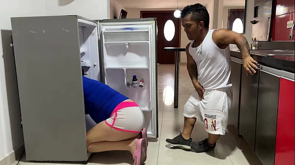 Me follo duro a mi sexi hermanastra mientras se atora en la nevera, termino con mi enorme verga en su rica vagina